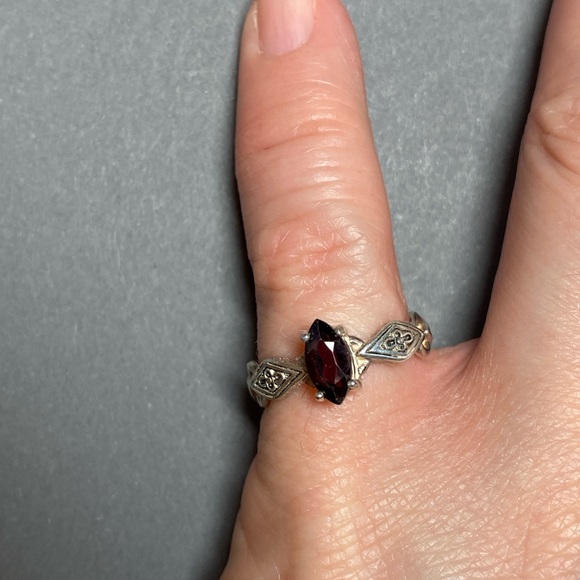 Vintage Avon garnet sterling silver ring - Picture 4 of 8